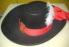 Шляпа с пером и красной лентой